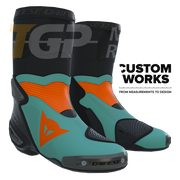 Dainese Axial 2 Air stivali da corsa e strada per moto | Uomo | Arancio Fluo / Blu Mare di Sardegna | Custom Works 