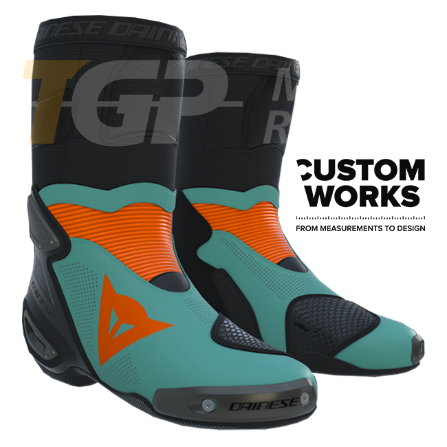 Dainese Axial 2 Air stivali da corsa e strada per moto | Uomo | Arancio Fluo / Blu Mare di Sardegna | Custom Works 