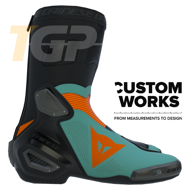 Dainese Axial 2 Air stivali da corsa e strada per moto | Uomo | Arancio Fluo / Blu Mare di Sardegna | Custom Works 