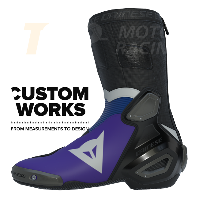 Dainese Axial 2 Racing e stivali da motociclismo stradali Prima Pramac Yamaha MotoGP Replica | Uomo | Viola / Blu Yamaha / Bianco | Custom Works 