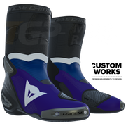 Dainese Axial 2 Air stivali da corsa e strada per motociclette Prima Pramac Yamaha MotoGP Replica | Uomo | Viola / Yamaha Blu / Bianco | Custom Works 