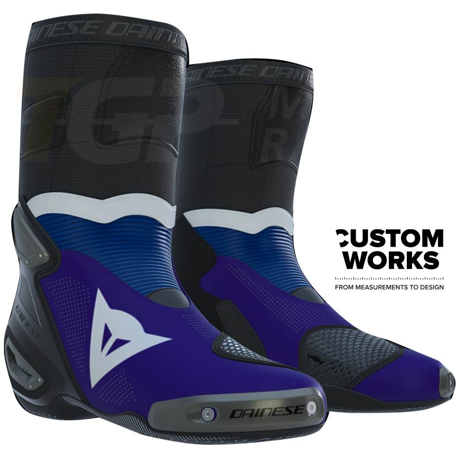 Dainese Axial 2 Air stivali da corsa e strada per motociclette Prima Pramac Yamaha MotoGP Replica | Uomo | Viola / Yamaha Blu / Bianco | Custom Works 