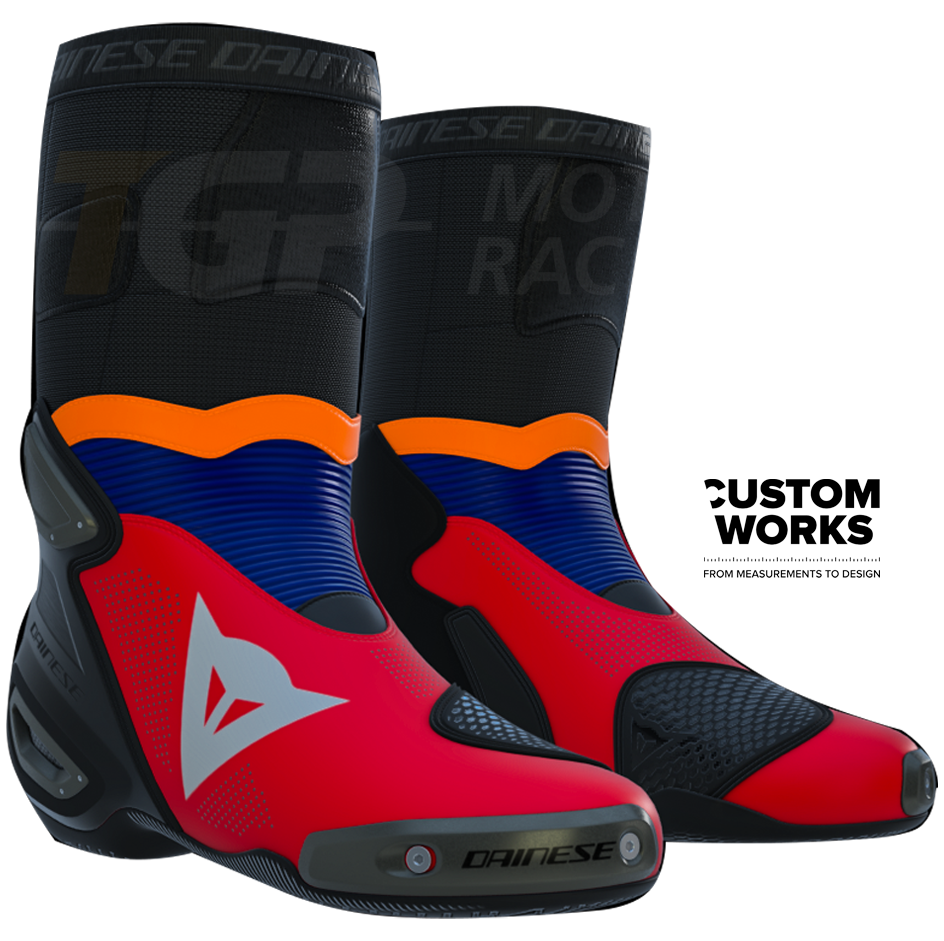 Dainese Axial 2 Air Racing e stivali da moto da strada Luca Marini Replica 2026 | Uomo | Lava Rosso / Electric Blu / Arancione Fluo / Bianco | Custom Works 