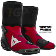 Stivali da motociclista da corsa e strada Dainese Axial 2 Racing Nicolò Bulega Replica 2026 | Uomo | Dainese Rosso / Bianco | Custom Works 