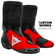 Dainese Axial 2 Racing e stivali moto da strada Marco Bezzecchi Replica 2026 | Uomo | Fluo Rosso / Nero | Custom Works 