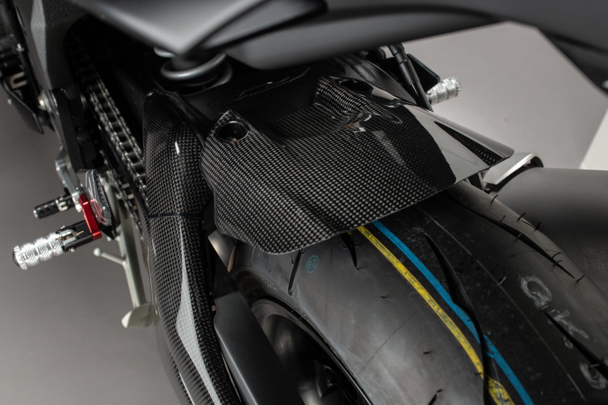 Parafango posteriore in carbonio LighTech Yamaha YZF-R1/M RN32, RN49 e RN65 (15-26) CARY5020 
