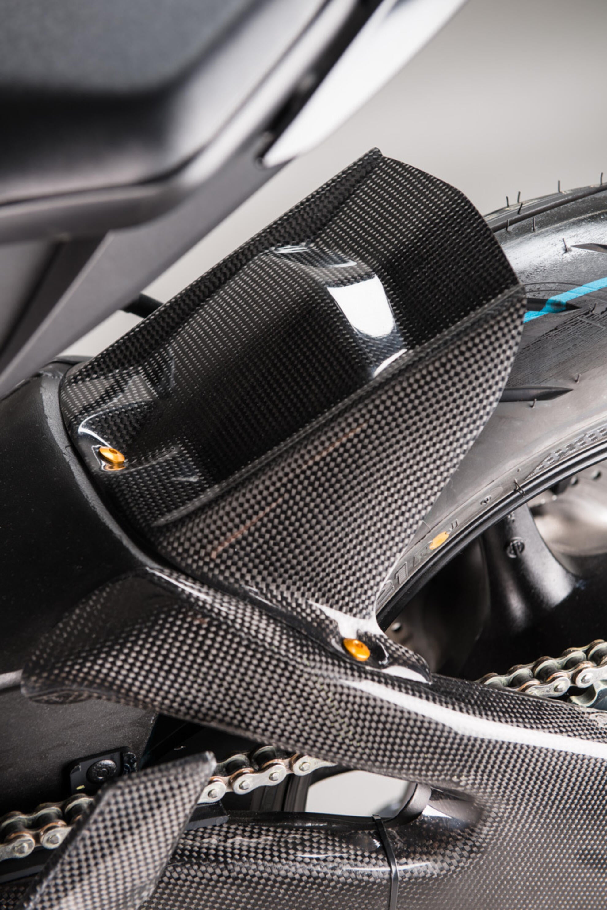 Parafango posteriore in carbonio LighTech Yamaha YZF-R6 RJ11, RJ15, RJ27 (06-25) CARY9920 