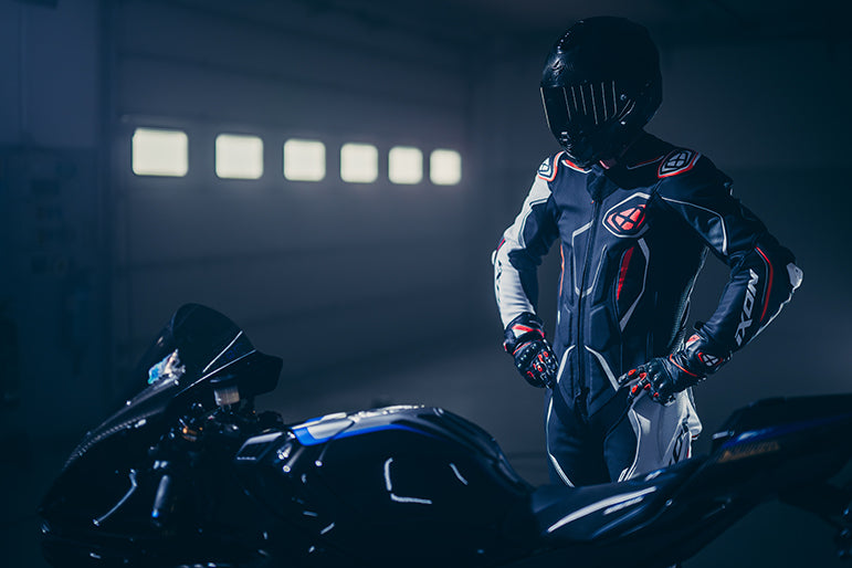 IXON Demonio Tuta intera Tuta in pelle – Tuta da corsa perforata | Uomo | Nero/Bianco/Rosso 