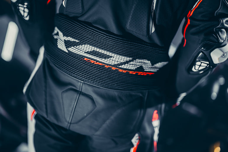 IXON Demonio Tuta intera Tuta in pelle – Tuta da corsa perforata | Uomo | Nero/Bianco/Rosso 