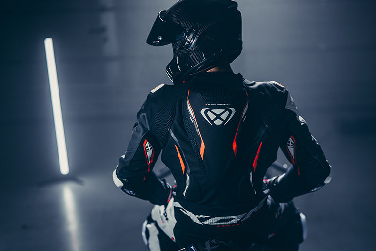 IXON Demonio Tuta intera Tuta in pelle – Tuta da corsa perforata | Uomo | Nero/Bianco/Rosso 