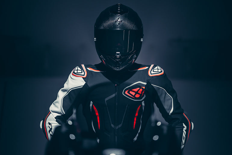 IXON Demonio Tuta intera Tuta in pelle – Tuta da corsa perforata | Uomo | Nero/Bianco/Rosso 