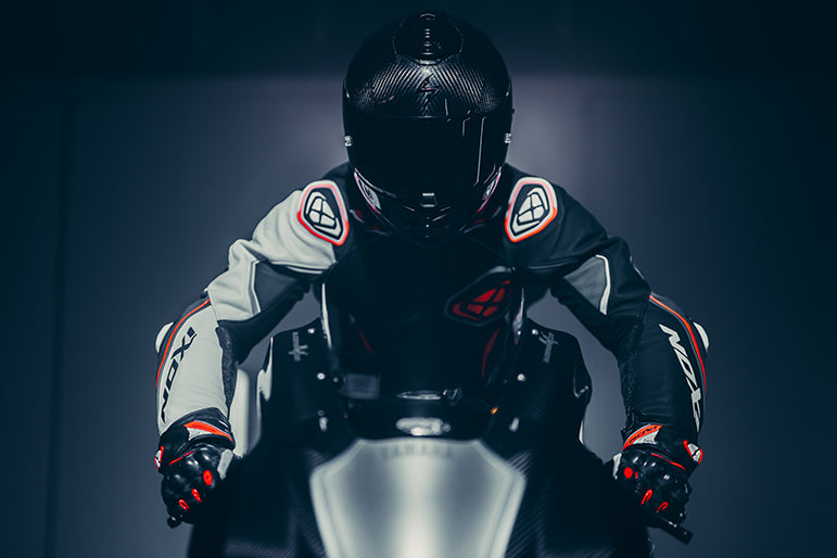 IXON Demonio Tuta intera Tuta in pelle – Tuta da corsa perforata | Uomo | Nero/Bianco/Rosso 