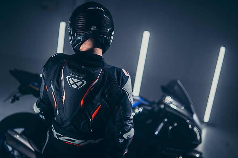 IXON Demonio Tuta intera Tuta in pelle – Tuta da corsa perforata | Uomo | Nero/Bianco/Rosso 