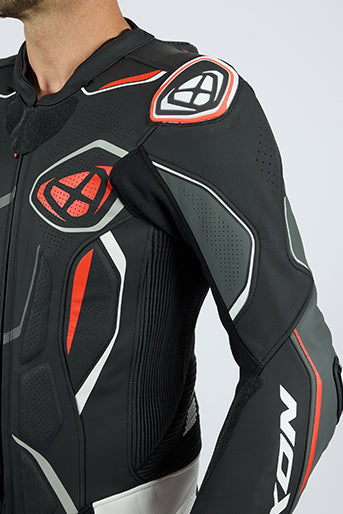 IXON Demonio Tuta intera Tuta in pelle – Tuta da corsa perforata | Uomo | Nero/Bianco/Rosso 
