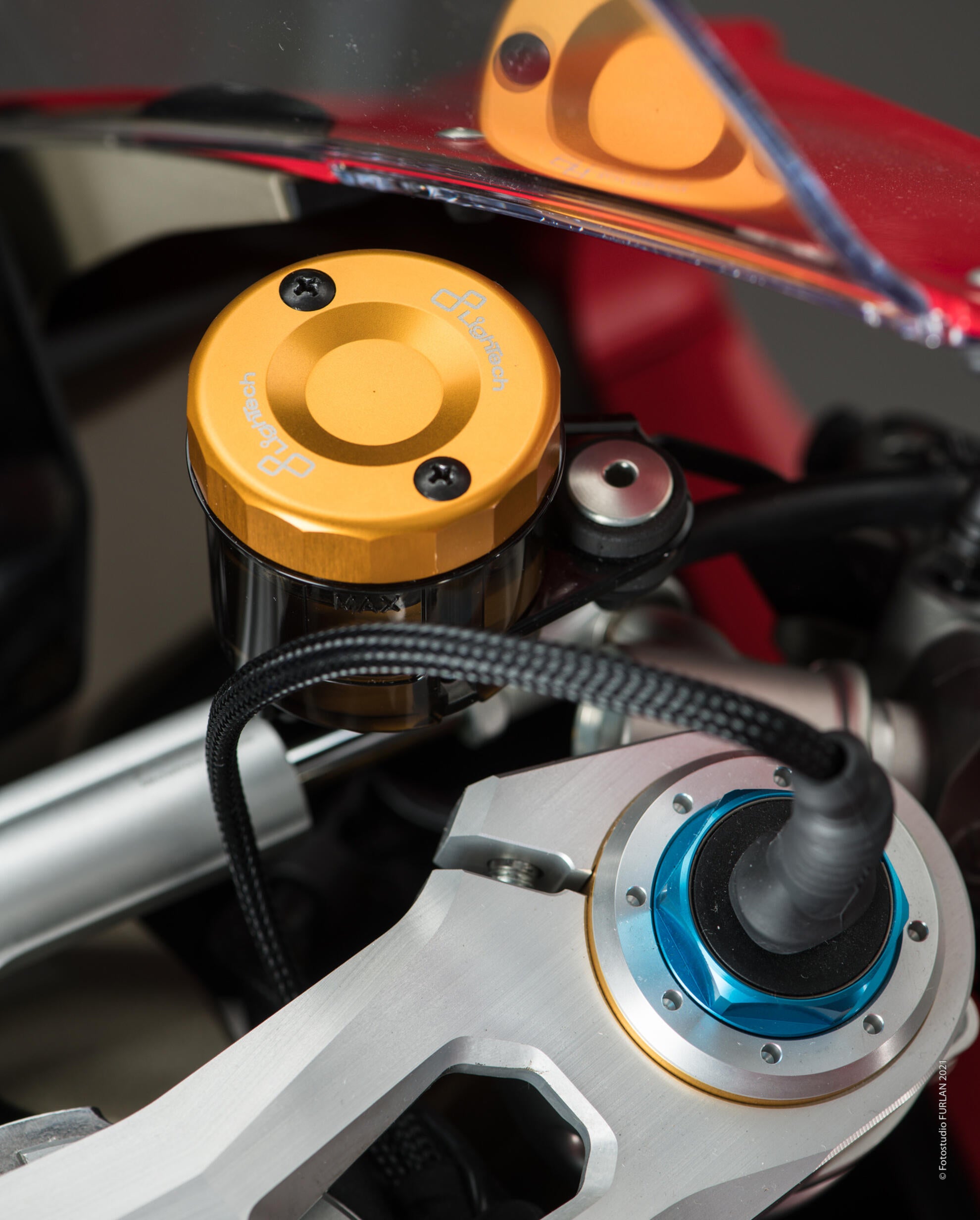 Coperchio di container di compensazione presso Front Light Tech Aprilia Rs 660 (20-25) FBC04