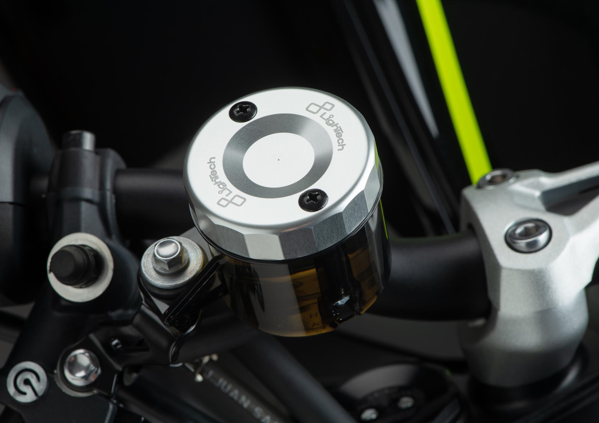 Coperchio di container di compensazione presso Front Light Tech Aprilia Rs 660 (20-25) FBC04