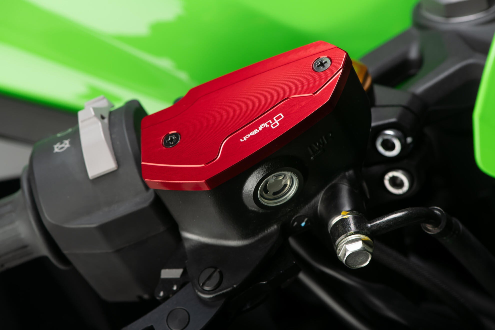 Coperchio di container di compensazione nella luce anteriore Kawasaki ZX-4 RR (23-25) FBC16