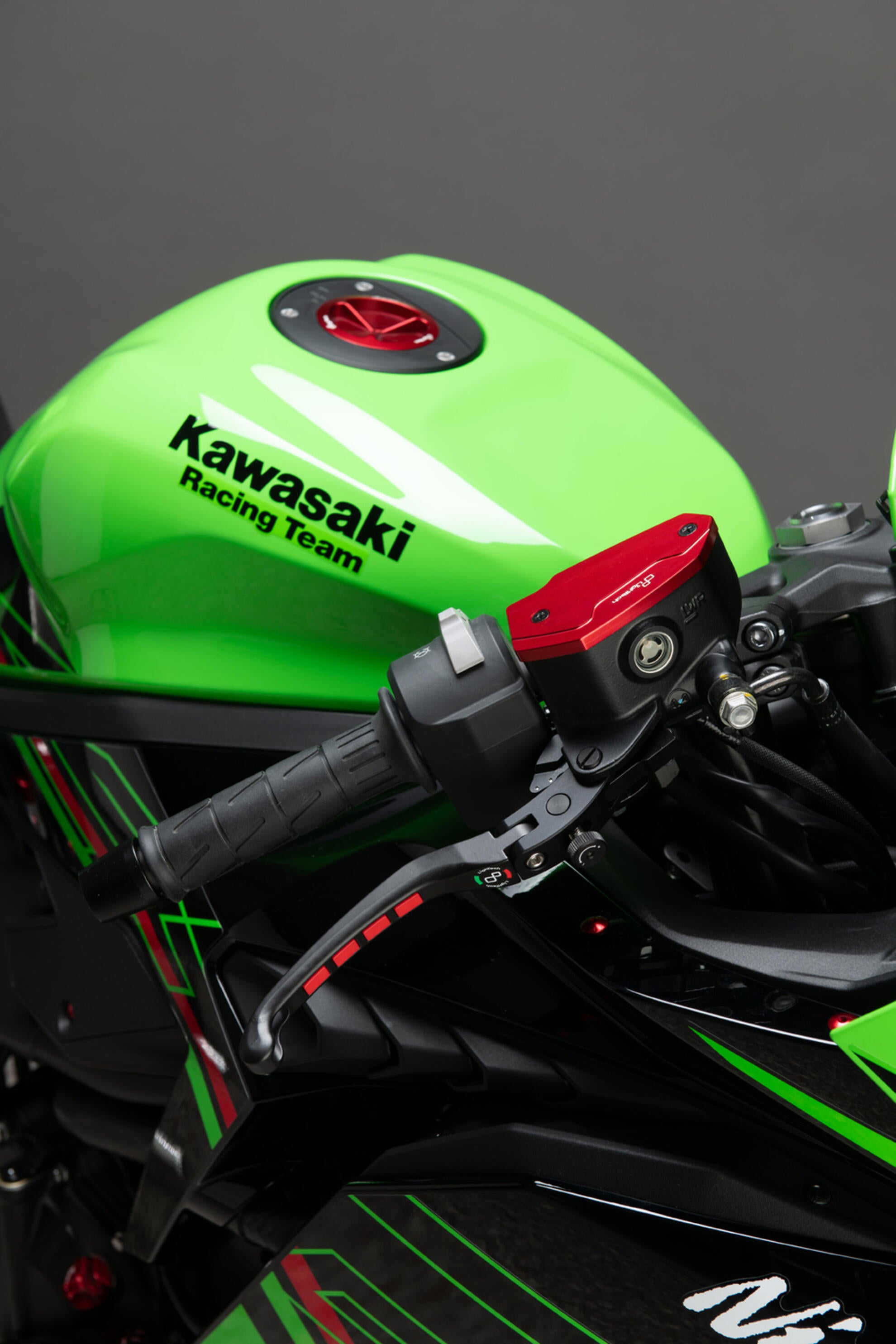 Coperchio di container di compensazione nella luce anteriore Kawasaki ZX-4 RR (23-25) FBC16