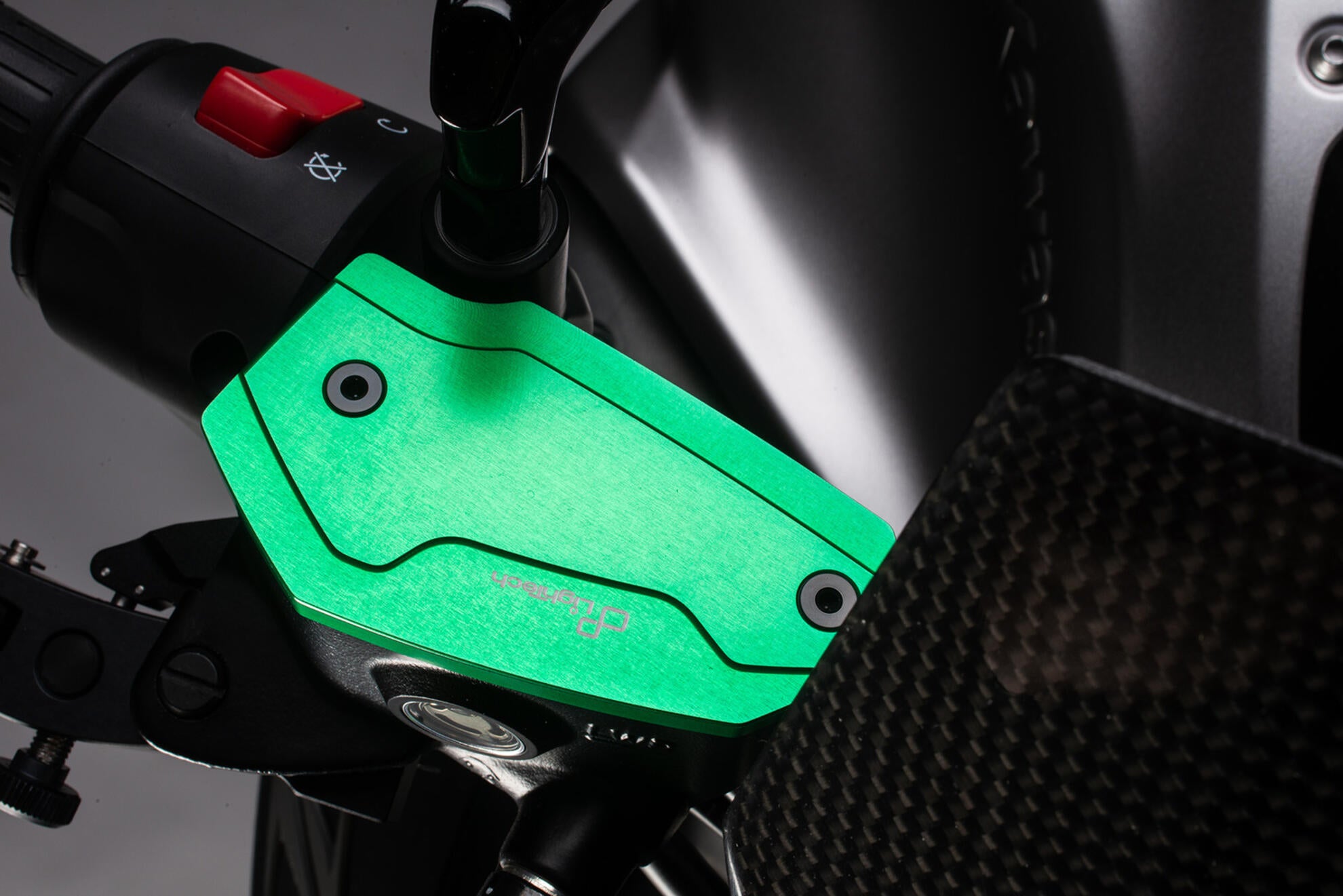 Coperchio di container di compensazione nella luce anteriore Kawasaki ZX-4 RR (23-25) FBC16