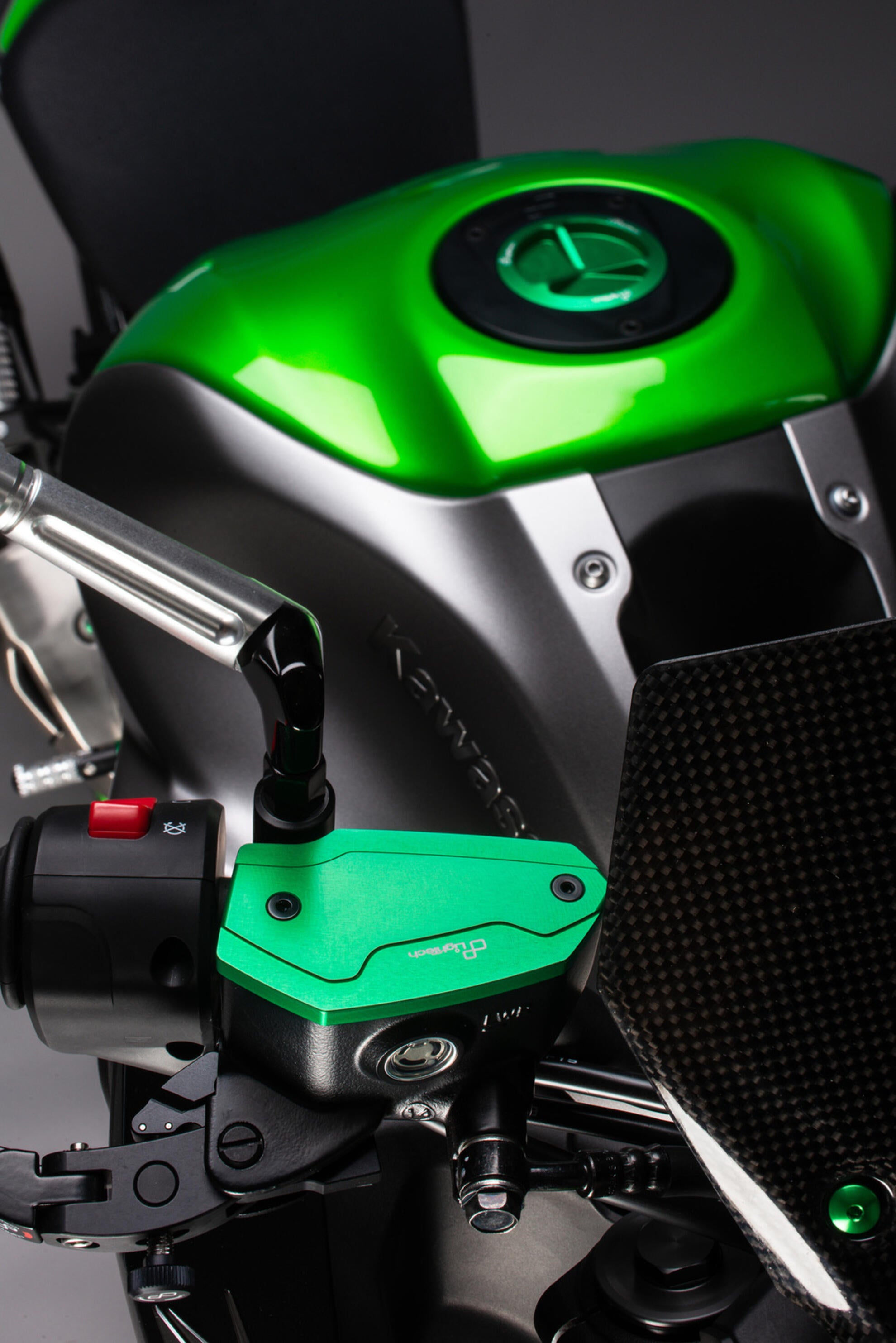 Coperchio di container di compensazione nella luce anteriore Kawasaki ZX-4 RR (23-25) FBC16