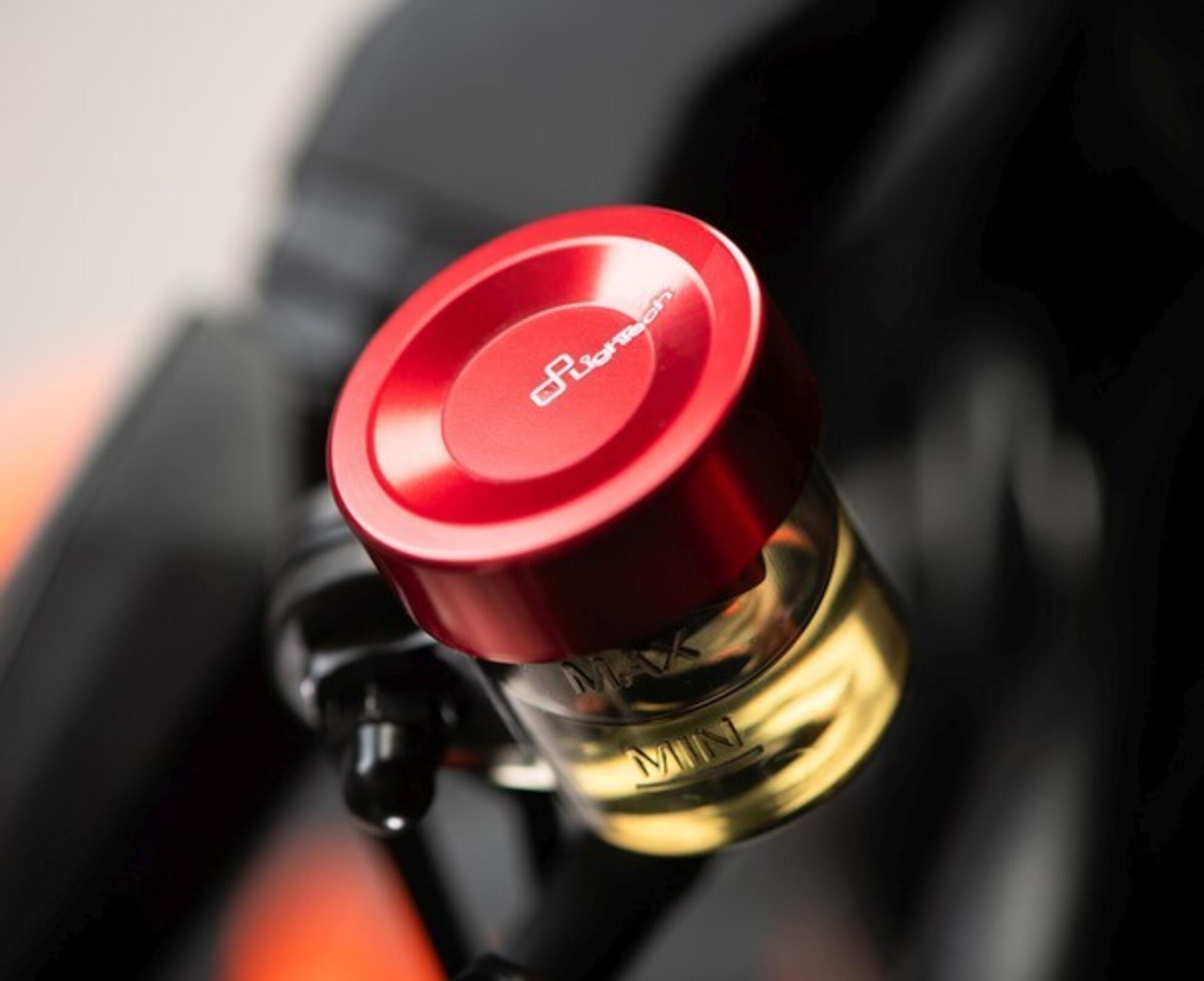 Coperchi di container di compensazione sul retro della tecnologia Ducati Panigale V4/S (2025) FBC27