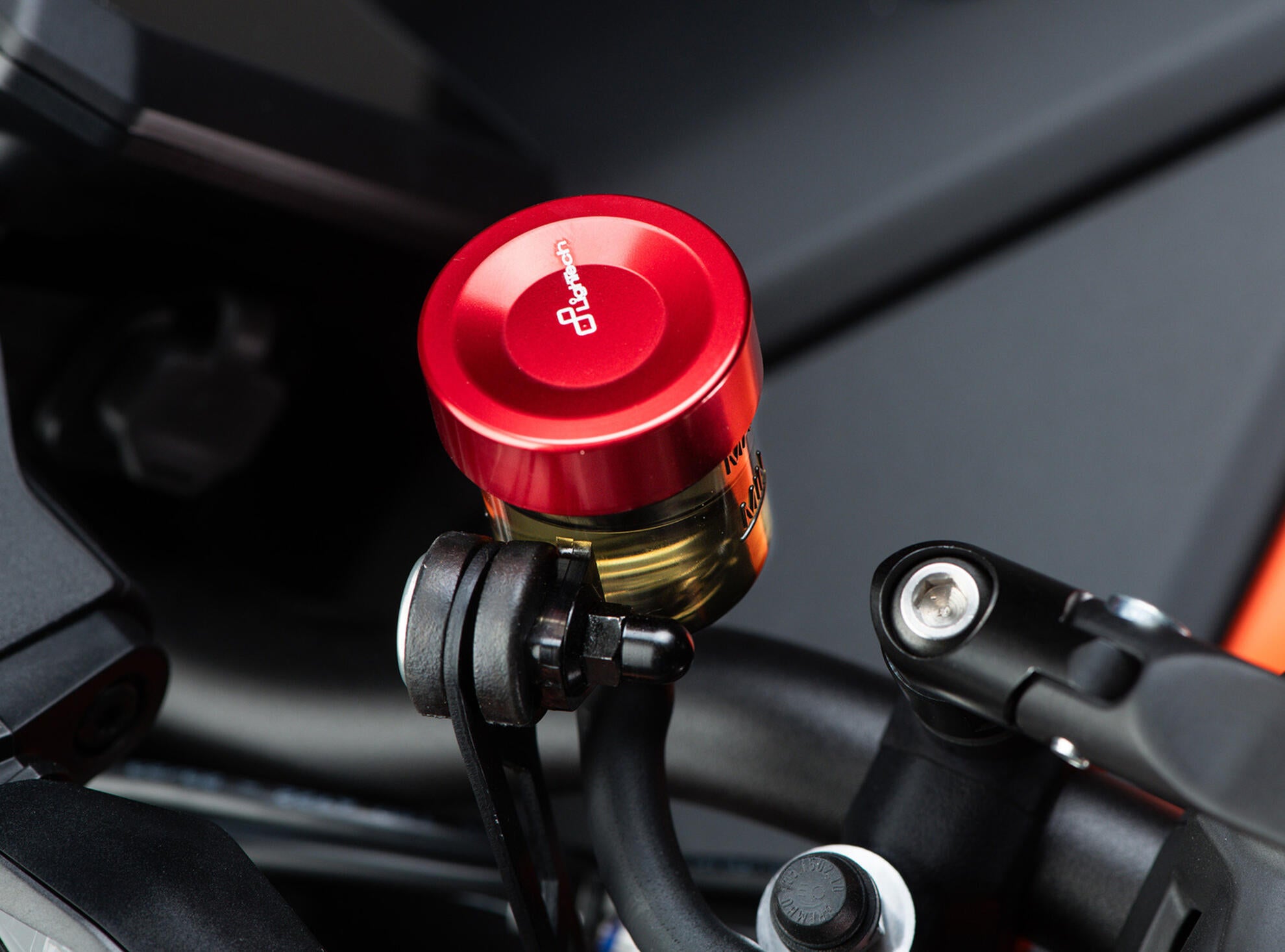 Coperchi di container di compensazione sul retro della tecnologia Ducati Panigale V4/S (2025) FBC27