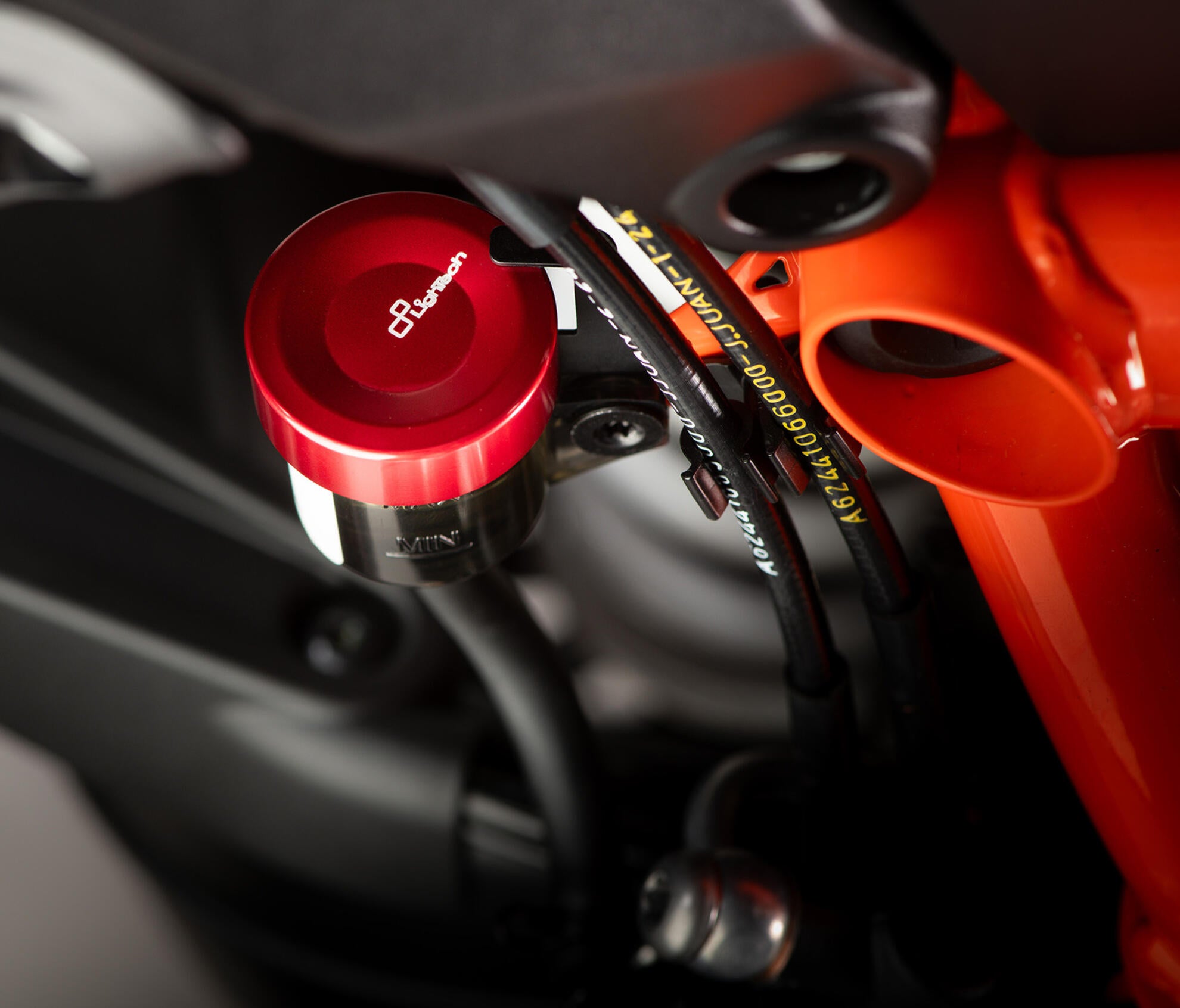 Coperchi di container di compensazione sul retro della tecnologia Ducati Panigale V4/S (2025) FBC27