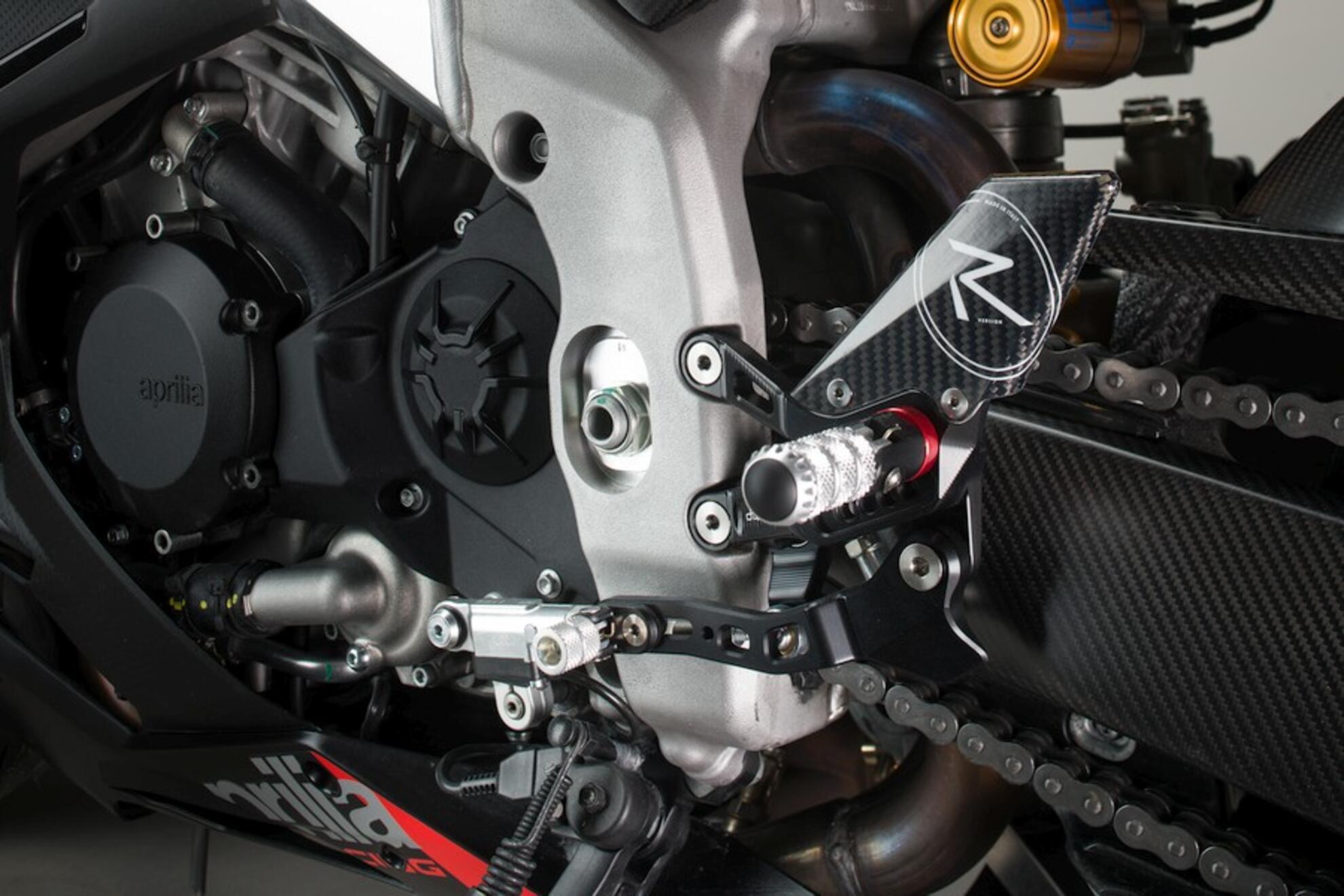 Sistema di poggiapiedi R Lightch Aprilia RSV4/RF/RR/1100 Factory (17-25) FTRAP005R