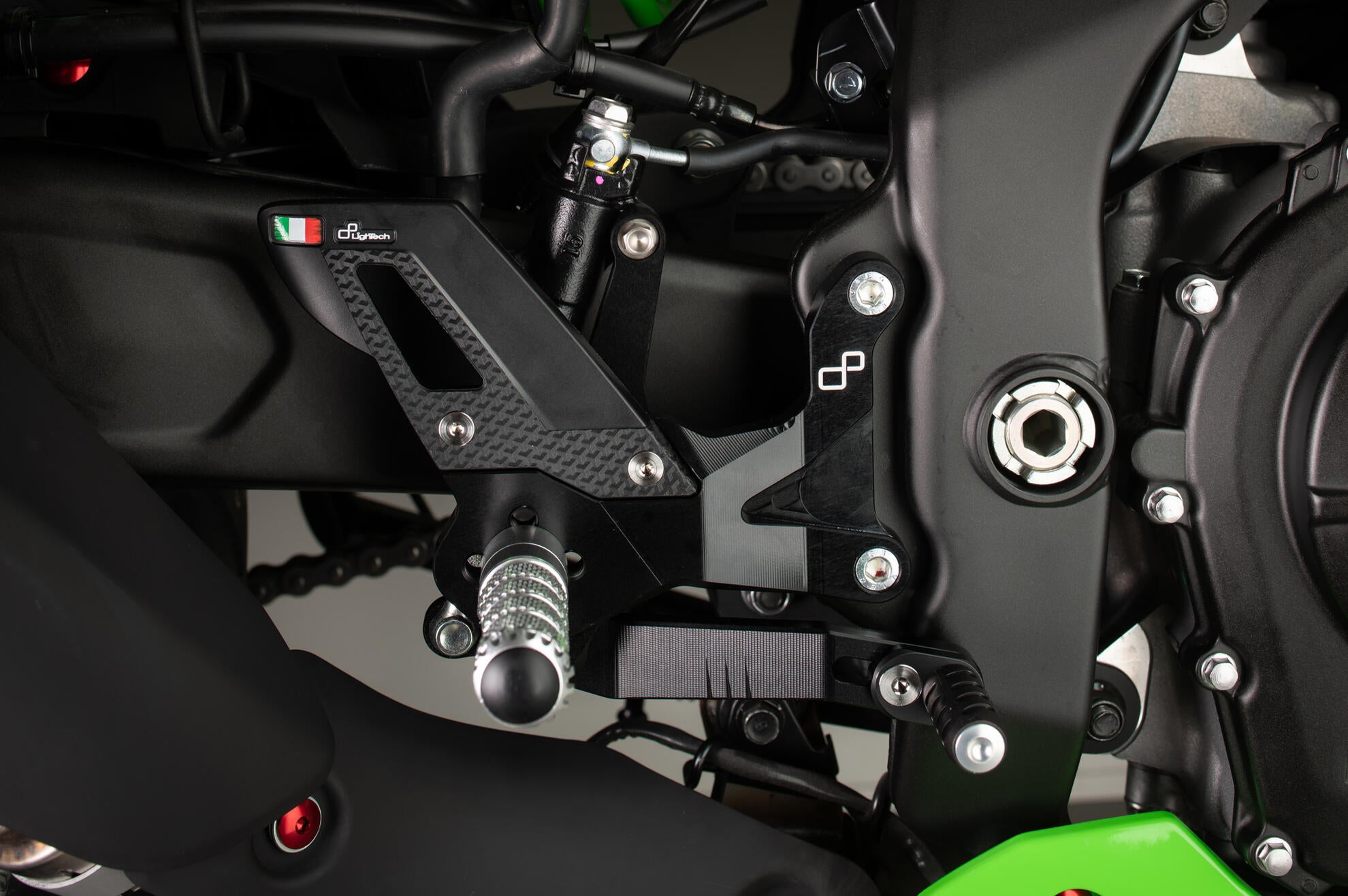 Sistema di poggiapiedi Track-Feus Lightch Kawasaki ZX-4 RR (23-25) FTRKA014