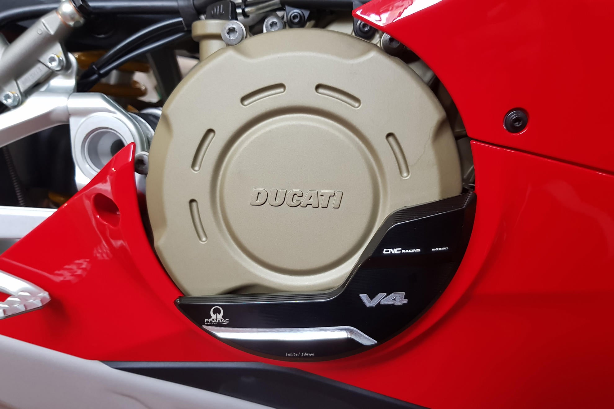 Protezione della frizione in alluminio copertura protettiva Pramac Racing Edizione Limitata CNC Racing Ducati Panigale V4/S (2025) PR310BPR 