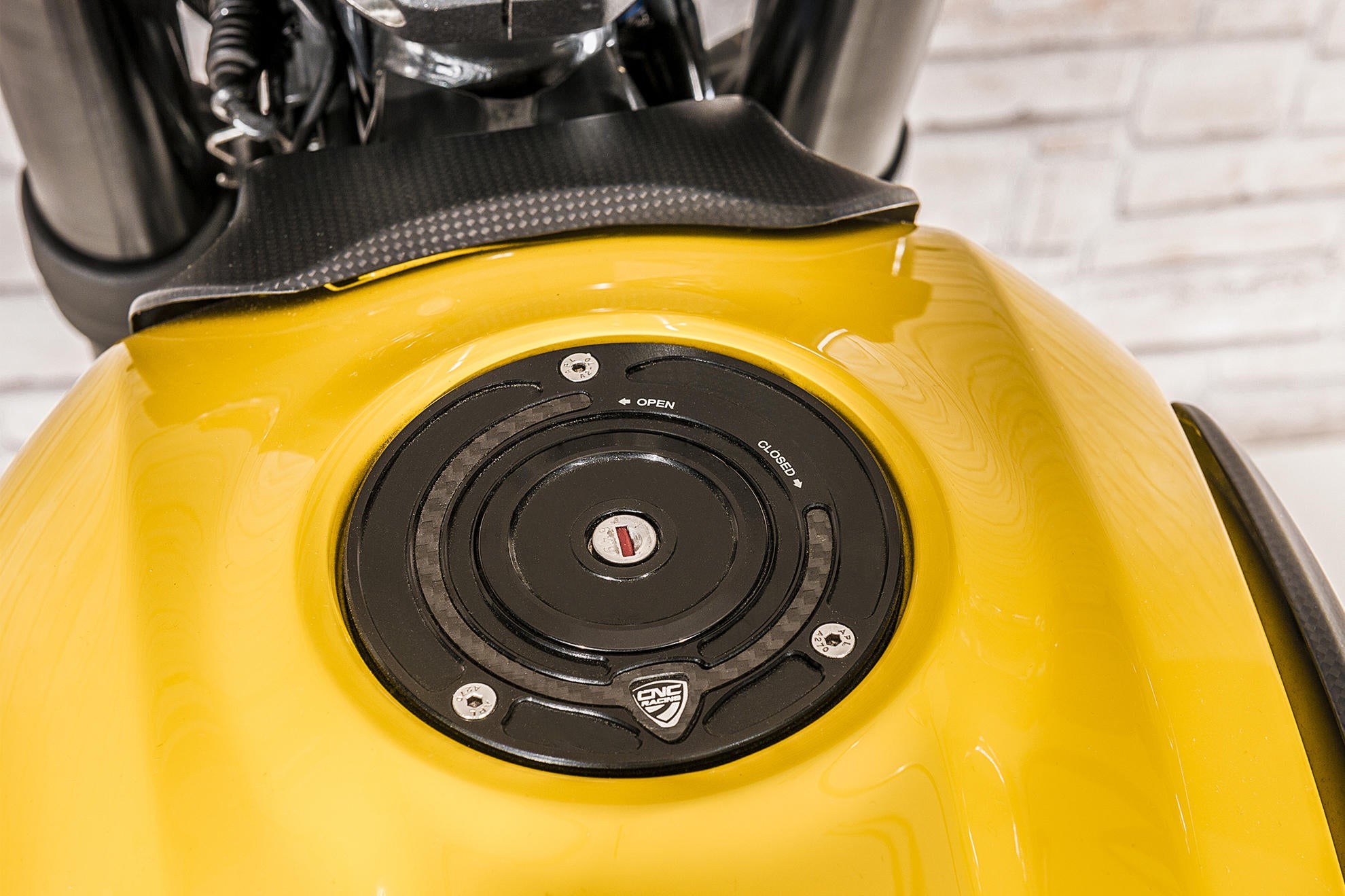 Tappo serbatoio con flangia in carbonio CNC Racing Ducati Panigale V4/S (2025) TSB01 