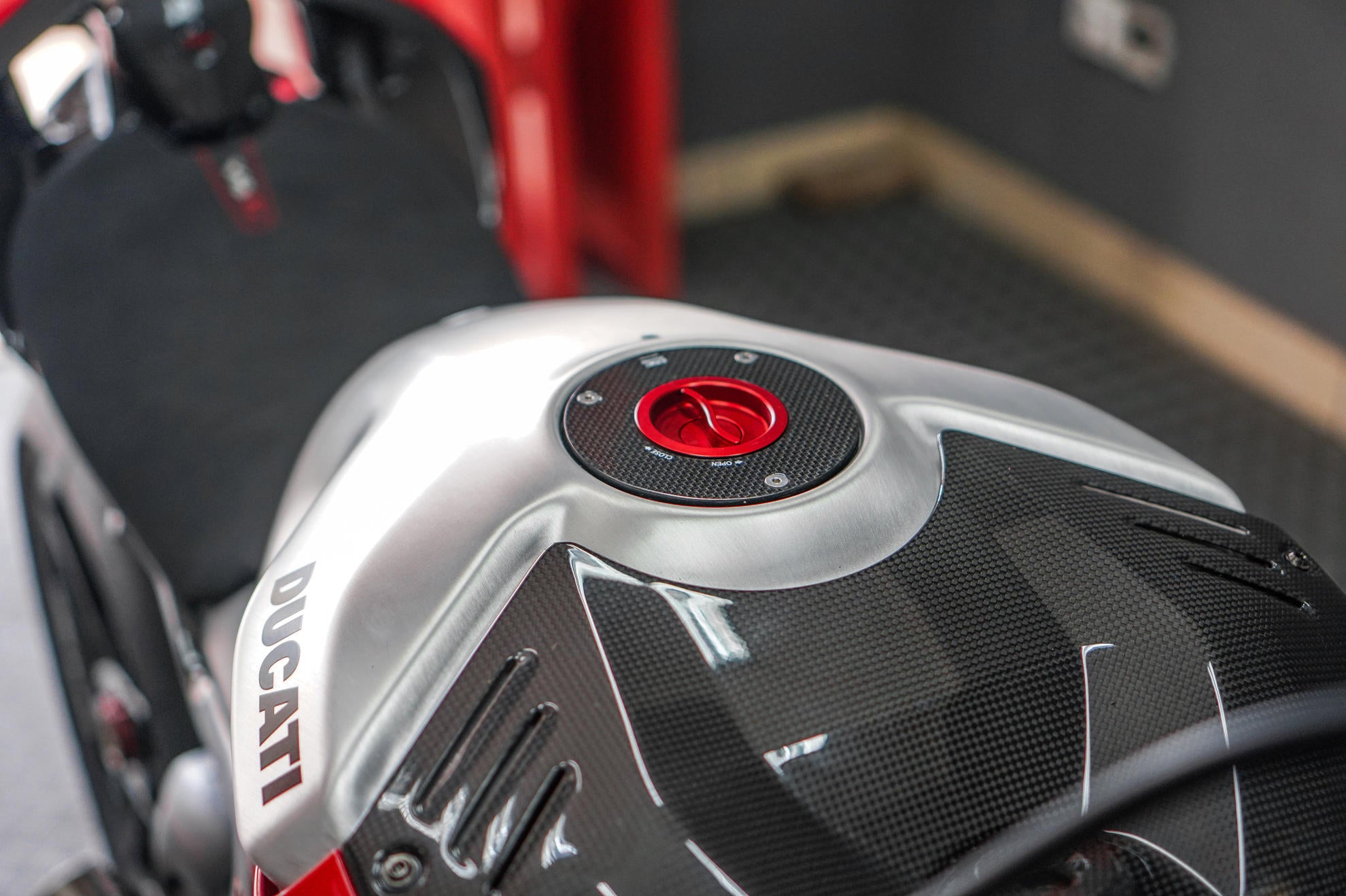 Tappo serbatoio Carbon CNC Racing Ducati Panigale V4/S (2025) TSB21 