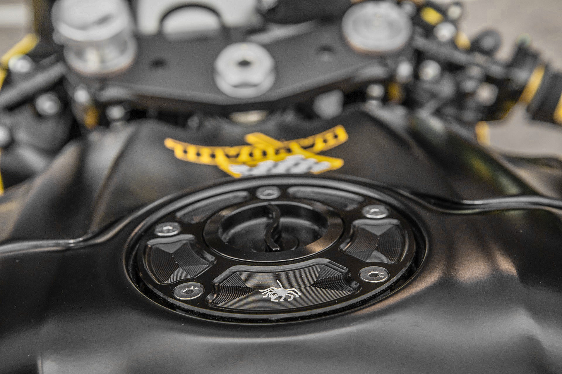 Cappuccio di carburante Rapid Lock Spider Racing Yamaha YZF-R6 RJ11, RJ15 e RJ27 (06-25) 60.Y01